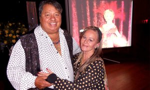 Lynette by huldeblyk afskeid